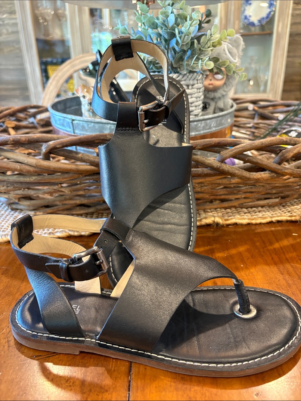 Michael Kors Black Leather T-Strap Toe-Ring Sandals - Picture 2 of 5